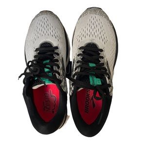 Brooks Ghost 11 Running Shoes
Women Size 7 White with pink